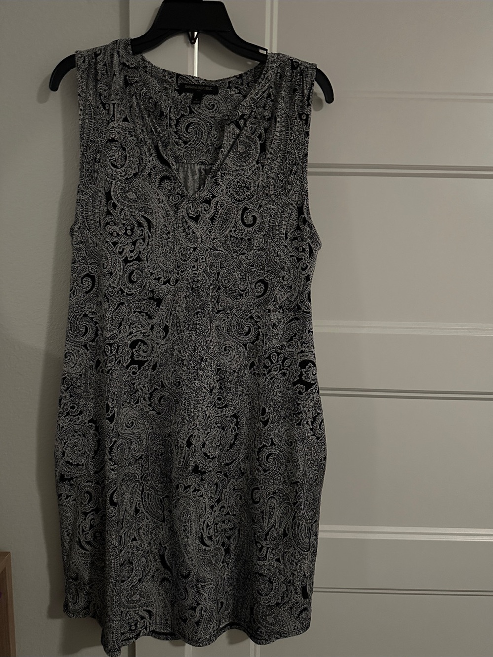 Banana Republic Black & White Paisley V-Neck Sleeveless Dress